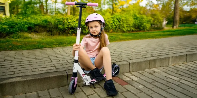 Kask na hulajnogę dla dziecka – jak wybrać bezpieczny i wygodny model?