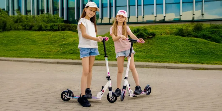 Jakie buty dla dziecka na hulajnogę lub rowerek biegowy? Wskazówki dla rodziców aktywnych maluchów